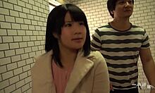 적법한 일본 여자가 낯선 사람과 매우 부끄러워합니다
