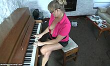 Rijpe pianospeler en haar amateur verleidingspogingen