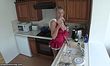 Rød blond kjæreste som tar oppvasken og ser varm ut