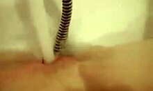 Curva care își atinge vaginul în timp ce se gândește la porno