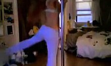 素晴らしいティーンカーブが揺れながらポールダンスをする彼女の部屋