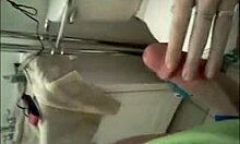 Украдени видео приказује плаву тинејџерку како се јебе у купатилу