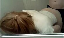 盗まれた家のビデオが、ブロンドのティーン美女がバスルームでセックスしている様子を明かす!