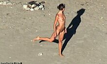 Video voyeur nudista con una bruna dalle lunghe gambe in HD