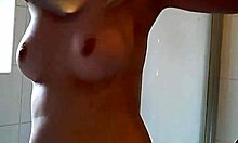 Detailní záběry amatérských prsou s pozoruhodným vzhledem