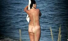 Прсата нудисткиња показује своје тело на напуштеној нудистичкој плажи
