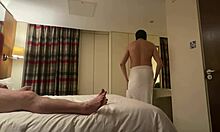 זוג גיי אמצעי נהנה מסקס בחדר מלון