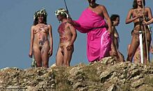 Gadis-gadis Amazon yang telanjang menggoyangkan lembing mereka di laut
