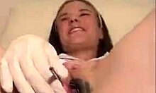 Seorang wanita nakal memamerkan vaginanya dalam video fetish medis close-up