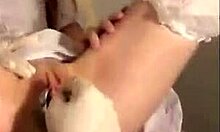 Hottie neascultătoare își arată pizda în acest videoclip de fetiș medical de aproape