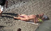 HD voyeur-video med en solbränd brunett nudistflickvän