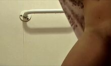 Une amatrice blonde aux gros seins se douche et montre ses jambes sexy devant la caméra