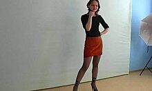 Amatör med platt bröst i kjol visar upp sina vackra bröst på kameran