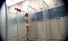 Dusjende damer viser frem kroppen sin i dusjen