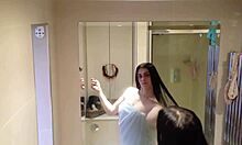 Duschende Brünette zeigt endlich ihre schönen blassen Brüste vor der Kamera