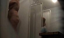 Veľký nahý tučný si sprchuje svoje obrovské telo pred kamerou