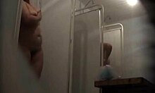 Una grande donna nuda e grassa si fa la doccia davanti alla telecamera, mostrando il suo enorme corpo