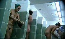 Seksowna opalona dziewczyna pokazuje swoje nagie pośladki pod prysznicem