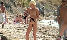 Витка млада жена показује своје сјајно тело на нудистичкој плажи