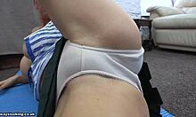Weißer Slip blond in gestreiftem Hemd zeigt Unterwäsche in Nahaufnahme