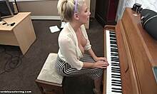 Vollbusige Blondinen hüpfen ihre Titten, während sie vor der Kamera Klavier spielt