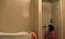 Egy bombázó ribanc pihen a zuhany alatt, és figyelik