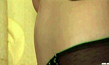 Brudna brunetka nowicjuszka pokazuje swoje cycki i sterczącą dupę
