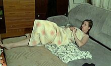 Amaterska rjavolaska poskuša skriti svoje vroče telo
