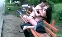 Odpadni amaterski par se poljublja na klopi (lezbijka)