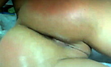Close-up para uma gatinha de dedilhado durante seu show na webcam