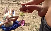 Ruský blýskavý kluk si honí svůj tvrdý penis na pláži