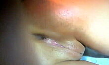 Close-up voor een vingerend schatje tijdens haar camshow
