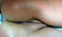 Nærbillede af en fingrende søde under hendes cam show