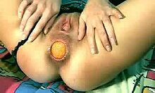 Zorra pervertida se mete una enorme bola naranja en su culo