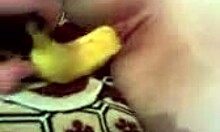 Kjæresten putter banan i ekskjæresten sin fitte