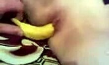 Priateľ strčí banán do kundičky svojej bývalej priateľky