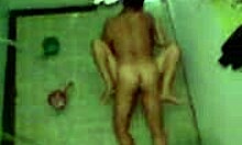 Iubita găurită în clipul amatorilor din baie