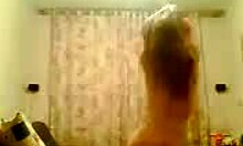 Гореща любителка танцува в домашно направен порно клип