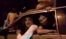 في حالة سكر الرجال الروس يقودون السيدات عارية على سيارتهم