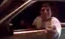 Besoffene russische Typen fahren nackt auf ihrem Auto auf die Latte