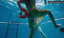 Bubarek en zijn vriendin hebben plezier in het zwembad