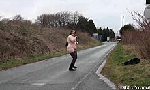 Une amatrice dodue s'expose en public et à un spectateur voyeur en plein air, avec ses courbes voluptueuses et son derriere ample