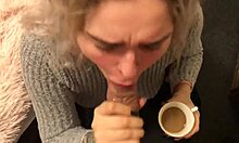Blond piękność dogadza swojemu chłopakowi seksem oralnym i łykiem kawy po stosunku