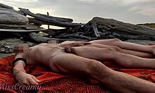 Ένα ζευγάρι Γάλλων επιδίδεται σε αμοιβαίο αυνανισμό σε μια δημόσια παραλία γυμνιστών στην Ελλάδα, με σαφές περιεχόμενο