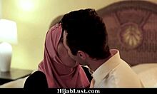 Gadis hijabi muda menggoda kekasih ibu tiri dan membujuknya untuk berhubungan seks dengannya - Jilbab: nafsu