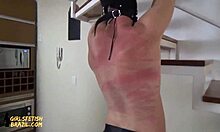 Une maîtresse rousse stricte punit sa petite amie dans une vidéo de femdom