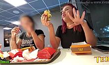 Dve spolno vzburjeni ženski imata razkrite prsi med jedjo v McDonaldsu - s profesionalnim angelom s črnilom