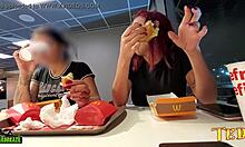İki cinsel olarak tahrik olmuş kadın, McDonald's'ta yemek yerken göğüslerini ortaya çıkarıyor - profesyonelce dövmeli bir melek içeriyor