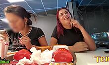 İki cinsel olarak tahrik olmuş kadın, McDonald's'ta yemek yerken göğüslerini ortaya çıkarıyor - profesyonelce dövmeli bir melek içeriyor