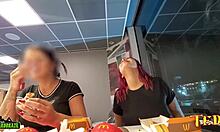 Dos mujeres sexualmente excitadas tienen sus senos expuestos mientras cenan en McDonalds - con un ángel profesionalmente tatuado